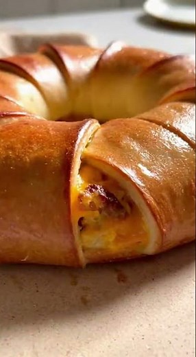 Crescent Roll Breakfast Ring | Bacon, Egg & Cheese Recipe 🥓