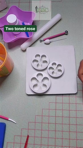 𝗔𝗻𝗻𝗲| 𝗖𝗮𝗸𝗲𝘀 𝗶𝗻 𝗢𝗴𝗯𝗮 | 𝗢𝗻𝗹𝗶𝗻𝗲 𝗖𝗮𝗸𝗲 𝗦𝗰𝗵𝗼𝗼𝗹 | 𝗦𝘂𝗴𝗮𝗿 𝗙𝗹𝗼𝘄𝗲𝗿 𝗘𝘅𝗽𝗲𝗿𝘁 on Instagram: "Make this simple two toned rose sugar flower with me What you need is 🌸Gumpaste two shades of your favourite colour 🌸guage 18" 🌸sugar glue 🌸PME Rose cutter set 🌸 floral tape 🌸 balling tool 🌸foam pad Would you be making it? Let me know when you do. So where are you watching from? .Shop sugar flower tools from our online shop Click 👉https://isbccakeacademy.bumpa.sho