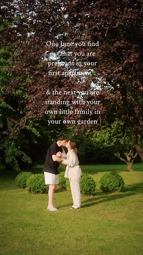 S O N N Y 🌙 on Instagram: "Heute vor einem Jahr haben wir ✨spontan✨ während eines Telefonats mit Jamies Mutter von unserem kleinen Geschenk erfahren. Ich hatte davor einen Test gemacht.. einfach nur so & wir haben auf dem Sofa in unserer Wohnung gesessen. Plötzlich waren da 2 Striche. So verrückt! 😭 wir hatten gerade das Haus gekauft & wollten es eigentlich nur grob renovieren.. doch diese News haben alles auf den Kopf gestellt (vor allem das Haus lol) & wisst ihr was? Es war genau richtig so!