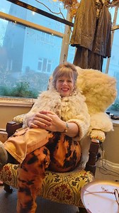 This Monday I've been working on the peace window. I'm going to talk about this a lot as it involves the work and creativity of a lot of lovely friends. It's the only response I can find to express my hope that we can find and share a little more peace ✌️ in our difficult world. So this season the hope is that the art work and display will radiate glows of hope, light, warmth and peace. I'm excited to start displaying the beautiful creations of @amandarose6706 and @drefachfibreflock and @gabriel