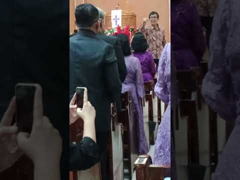 The sound of the angklung played by the elderly on the second Christmas is very sweet.