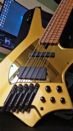 Rubén Tooth on Instagram: "Os presento un sueño cumplido, mi nuevo HILS HZB5 Custom Gold. De nuevo mil gracias al equipo de @HilsGuitars por hacer realidad esta locura de instrumento que me va a acompañar en esta nueva temporada. Le podéis llamar "arma legendaria" 😂. Para los más curiosos: - Multi Escala 33" - 35" - Mástil Arce Tostado (Roasted Maple) con inlays de Abalón. - Pastillas Hils Custom Alnico Humbucker + Single Coil - Activo/Pasivo con push-pull - 1 Blend, 3 Band EQ y Switch T