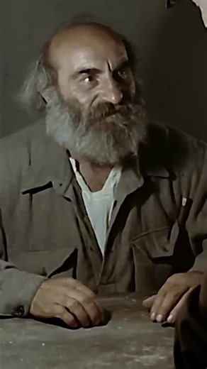 AraratLens on Instagram: "Կարոտ/Karot (Le Manque) est un film arménien réalisé par Frunze Dovlatyan en 1990 au studio Hayfilm, adapté d’une nouvelle de Hrachya Kochar. Arakel, réfugié d’Arménie occidentale, est rongé par la nostalgie de sa terre natale. Poussé par ce manque, il traverse la frontière turque pour assister au lever du soleil sur ses lieux d’origine, avant d’être arrêté à son retour. Film de silences et de regards, Karot explore l’exil intérieur, l’absence et le lien invisible entre