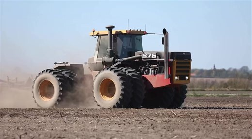 Det er ikke hver dag, man ser en gammel Versatile 976 i original stand. For seks år siden gennemførte Jonatan Lykke mere end 400 timers arbejde på den knækstyrede kæmpe med 14 liters Cummins-motor og 400 hestekræfter, så den nu er kørende igen. Se hele videoen og mere om den ikoniske traktor her: https://www.maskinbladet.dk/artikel/64023-genopbygning-af-en-legende#teknik | Maskinbladet