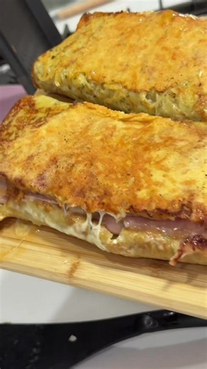 🥔✨ ¡Dos rellenos, una sola preparación y un resultado que te va a sorprender! Con apenas 4 papas preparé estos rollos de papa bien crocantes por fuera y súper cremosos por dentro. 😍 📝 Para la base: ✔️ 4 papas ralladas y bien escurridas ✔️ 2 huevos ✔️ 2 cucharadas grandes de maicena ✔️ 3 cucharadas grandes de queso rallado ✔️ Condimentos a gusto 🧀 Relleno 1: jamón, muzzarella, roquefort y nueces. 🧅🌿 Relleno 2: jamón, queso, cebolla caramelizada y espinaca. 🤤 Y el toque final… rallé un poco