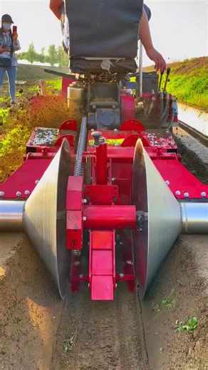 Tractor factory, affordable prices, inquiries welcome.#tractor #microtiller #trackedrotarytiller #agricultural #fendmachinery