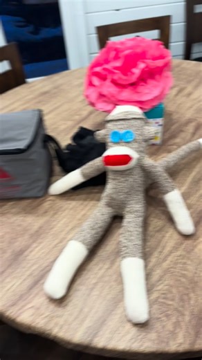 Last Sunday was a fun day! We had a birthday workshop where Yurgen celebrated his 10th birthday with his parents 🥳🎂 They enjoyed themselves and created adorable sock monkeys. When it came time to fill out the birth certificates, Lumpy, Nerbert, and Matilda Rose were officially welcomed into the world! 🎉 Thank you all for joining us for this special day—we loved celebrating with you and be proud of the sock monkeys you made🧦🐵🥰 As if that wasn’t enough, Jolly Old St. Nick himself dropped by,