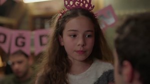 El regalo de Asiye y Ömer hace muy especial el cumpleaños de Emel