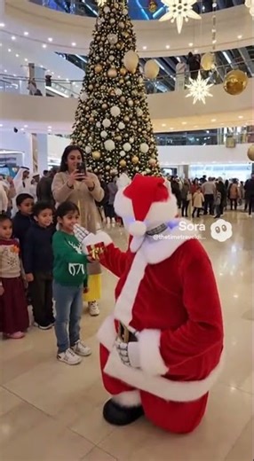 Robo Santa spreading joy in Dubai Mall 🤖✨