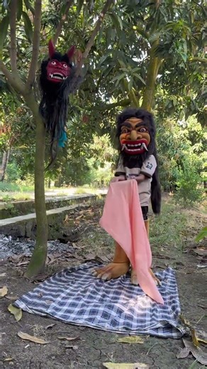 Omg!! Dede Reva pakai kostum buta