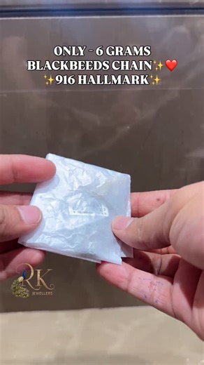 ✨R K JEWELLERS✨ on Instagram: "✨ ONLY 6 GRAMS BLACK BEEDS CHAIN ✨ Simple. Elegant. Everyday perfect 🤍 Introducing our lightweight Black Beeds Chain, specially crafted for daily wear lovers who want comfort with purity. A perfect blend of tradition and modern design that suits sarees, kurtis & daily outfits effortlessly. 💛 916 Hallmarked Gold 💛 Ultra-lightweight – just 6 grams 💛 Ideal for daily wear & gifting 💛 Strong finish with elegant black bead detailin