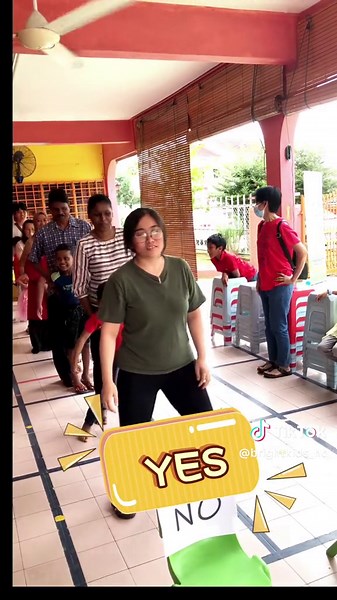 Join the fun as parents and kids play the yes no game together! Laughter fills the room as they try to guess the right answers, fostering bonding and creating cherished memories. Experience the joy of family time and playful interaction.