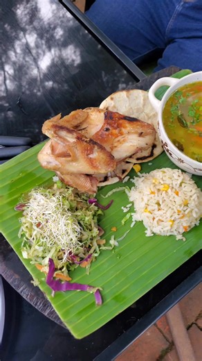 Sopa de Gallina India con sus complementos comida salvadoreña #ElSalvador #choteando503 | El Salvador en un Minuto Recetas