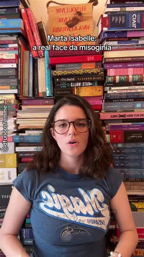 A história de Marta Isabelle é brutal. Um pai ciumento, uma madrasta violenta e um ódio profundo pela figura de mulher — ainda no corpo de uma menina. Durante **três anos**, Marta foi torturada dentro da própria casa. Foi retirada da escola para que as marcas da violência não fossem vistas, para que ninguém perguntasse, para que ninguém denunciasse. Mas a denúncia veio. Veio de dentro da própria casa. Da única outra menina que vivia ali: sua irmã postiça. Foi ela quem rompeu o silêncio e expôs o