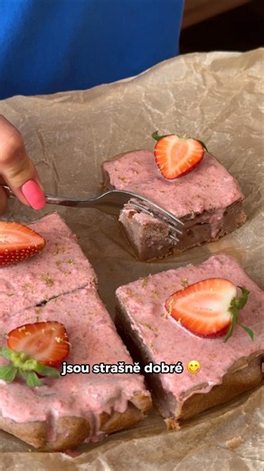 Jahodovo-limetkové blondies. #receptipyodzuzky #recipe #strawberries #blondies