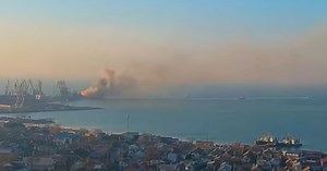 Russian Landing Ship Down: Massive Explosion Rocks Ukrainian Coast as the Mighty 'Orsk' Explodes, Other Ships on Fire