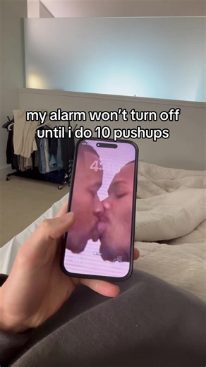 This dang “Nooze” app ragebaits me but ig I wake up 🤷‍♂️ #alarm #wakeup #collegestudents #alarmclock #morningroutine