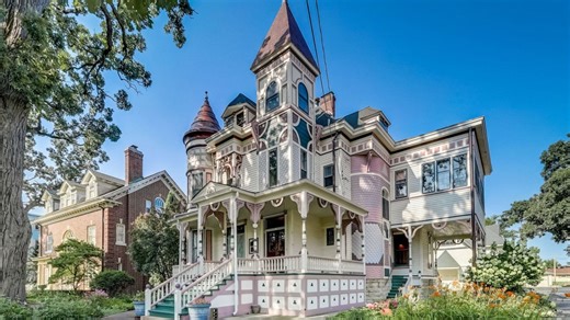 Historic Illinois ‘Victorian gem’ hits the market for 2nd time in over a century. Take a look inside