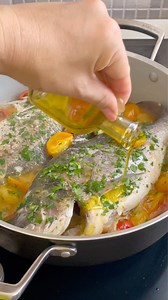 759K views · 18K reactions | ORATA ALL'ACQUA PAZZA, un modo semplice e veloce per un piatto facile e gustoso 襤 Ingredienti per 2: 2 orate di medie dimensioni 300 g di pomodorini misti 1/2 bicchiere di vino bianco secco 2 spicchi di aglio 1 ciuffo di prezzemolo sale e olio qb | Ricettedelcuore di Monica Pannacci | Facebook