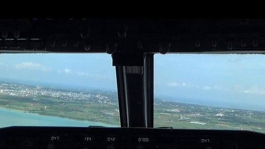 "The Landing" コックピットからの着陸動画＠宮古空港です♪（B737-800・RWY04・1分27秒） 先週投稿の離陸編に続き、今回は青い海が見え始め着陸態勢に入る様子からスタート！ ※操縦席後方の補助座席より、撮影スタッフが許可を得て撮影しております。 | ANA.Japan