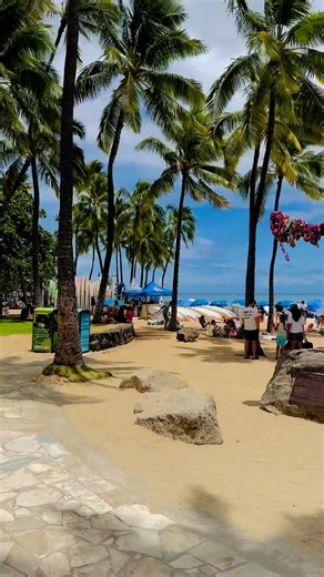 📸 Duke Kahanamoku statue: Everyone has a Waikiki memory at this spot… what’s yours? 💖 #waikiki #memories #beautifuldestinations #VacationVibes #hawaii | Spirit of Hawaii