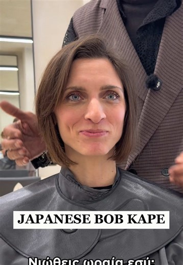 Japanese Bob ΚΑΡΕ: Η απόλυτη τάση στο κούρεμα για το 2026! Δες πώς μεταμορφώσαμε τα μαλλιά της Ειρήνης σε ένα κομψό, minimal καρέ που αναδεικνύει τα χαρακτηριστικά της. ✂️ 💡 Tip: Επιμηκύνει τον λαιμό και γλυκαίνει τις γωνίες του προσώπου. Μείνετε συντονισμένοι για το Part 2 με το τελικό χρώμα! 👇 #bobcut #haircut #hair #fy #doukashair @GEORGE DOUKAS @SofiaKas