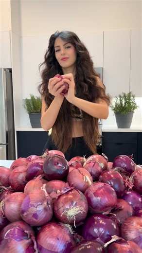 Beheshteh Sadeghi on Instagram‎: "Dry thin layers of red onion peel (purple-toned), grind into powder, mix with cacao and aloe vera gel, and apply to lightened hair. Leave on for over an hour. Final shade may vary depending on hair lightness🥰 ⸻ پوست نازک خشک‌شده‌ی پیاز قرمز با تناژ بنفش را آسیاب کنید، با کاکائو و ژل آلوئه‌ورا ترکیب کرده و روی موهای روشن‌شده بزنید. بیش از یک ساعت روی مو بماند. رنگ نهایی بسته به میزان روشنایی مو متفاوته"‎