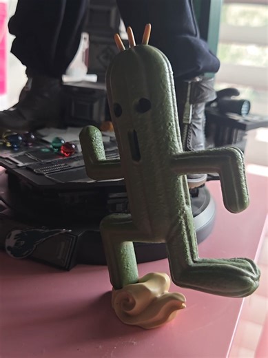 Figured a cleaner, more organized desk would help me to actually sit down at my desk and actually get some art done. Decluttering and reorganizing meant my little heart shelf could do its intended job of holding some of my smaller figures 🥺 This inspired my hubby to help clear some space on top of my locker so I could finally display my Cloud figure cause he's too big for any of our other shelves and has been sitting in his box since July 2024 🤧 #cleandesk #animefigures #cloudstrife #miku #yuy