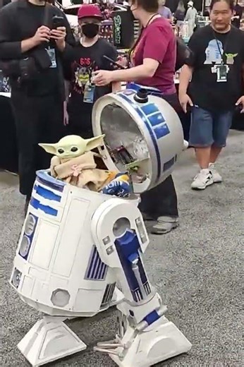 R2-D2 Meets Baby Yoda at L.A. Comic Con 2025 #LAComicCon2025 #StarWars #BabyYoda #Grogu #ComicCon