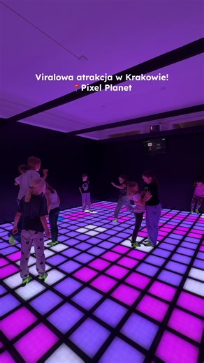 Ta viralowa atrakcja w Krakowie to idealny pomysł na wspólne popołudnie. 🪐 Sprawdźcie na własnej skórze, dlaczego nasza interaktywna podłoga tak wciąga. To po prostu świetna zabawa, odrobina ruchu i dobrze spędzony czas z bliskimi. 👉 Zarezerwujcie swój termin – link w BIO! #pixelplanet #atrakcjekraków #corobićwkrakowie #atrakcje #pixelgame