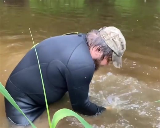 🇬🇧 German M40 helmet covered with a white winter camo. It is a first interesting find with our homemade underwater search device (you can learn more about its design and testing in our latest stories highlights). The helmet has been pulled from tge depth of about a meter (3,28ft), considering the water and soil. Unfortunately, the iPhone somehow didn’t record sound while shooting this video. We have already upgraded our underwater mask and made the whole system more robust and ergonomic. Most 