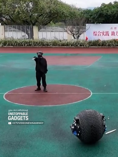 China's High-Speed Police Robot Patrols Cities