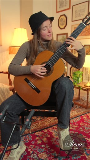 This guitar doesn’t need many words. Built by Carsten Kobs, one of the most respected contemporary German luthiers, this 2026 Cedar Doubletop reflects a lifetime shaped by playing, listening, and refining sound. Light, responsive, and rich in tonal color. A refined concert instrument and a standout example of Kobs’ work. 👉 Find out more about this guitar through the link in bio! 🎶 Karlijn Langendijk plays her arrangement of