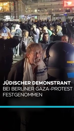 Bei einer Solidaritätsdemo für die Gaza-Hilfsflotte sind am Mittwochabend rund 300 Menschen am Berliner Hauptbahnhof zusammengekommen. Laut Polizei wurden unter anderem wegen „verbotener Parolen“ vier Personen vorübergehend festgenommen. Aufnahmen zeigen, wie ein jüdischer Demonstrant abgeführt wird. Die Kundgebung richtete sich gegen die Stürmung der Boote der Gaza-Hilfsmission „Global Sumud Flotilla“ durch Israel. Israelische Kriegsboote entern seit Mittwochabend die Boote der Gaza-Hilfsmissio