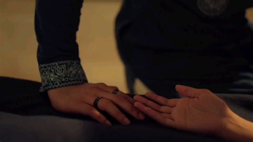 Docs could find out the causes of SaO2 dropped! Mahid can finally take a breath, the finger touching moment depicts it as “All road leads to you” 🤧🤌🏻 Mahid rushes to find Kausar, now the magician will herm Seher again🥲#ParthSamthaan#SeherHoneKoHai