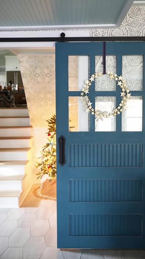 Out of all the possible shapes, the star might be my favorite to use in so many fun ways. So when our friends invited us to join a little wreath hop, I decided to try my version of these various constellation wreaths I’ve seen for a little extra house shimmer. See how we made them on our site today with the list, full how to, and our awesome friends’ creations, too! https://www.thehandmadehome.net/diy-constellation-wreath/#constellationwreath #constellation #starwreath #diy #easyproject #christm