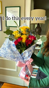 56K views · 413 reactions | Easy Flower Wrapping  Beautiful bouquet wrapping tutorials for all kinds of flower arrangements. #floraldesign #flowers #craft This original video was produced by Network Media, LLC and Jeff & Lauren Productions. | Creative Crafting | Facebook