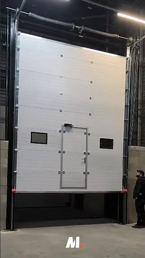 Installation d'une porte sectionnelle industrielle avec portillon intégré - METAL 2000