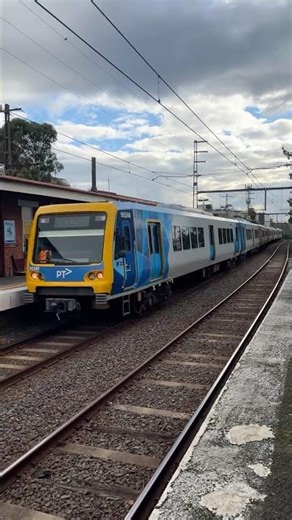 Metro X'Trapolis Speeds Through Chatham Station to Lilydale #metrotrainsmelbourne #metrotrains