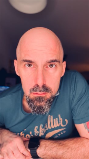 derLehnsherr on Instagram: "Schnapspraline? Manchmal fühlt sich der Alltag an wie ein schlechtes Kapitel der Känguru-Chroniken, nur ohne den Witz. Wenn die Leute wieder mit „Gewalt ist keine Lösung“ um die Ecke kommen, während sie eigentlich nur den Status Quo schützen, hilft oft nur noch radikale Praxeologie. Es ist absolut verrückt, wie viele Menschen heute lieber den Philosophen spielen, statt klare Kante gegen Nazis zu zeigen – da hilft dann auch kein „Halt mal kurz“ mehr. Wer das Känguru hi