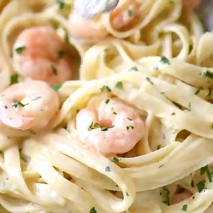 96K views · 317 reactions | This CREAMY GARLIC PRAWN PASTA is for all those nights when nothing but a creamy pasta will do! 戀 Get the recipe--> https://www.recipetineats.com/creamy-garlic-prawn-pasta/ | RecipeTin | Facebook