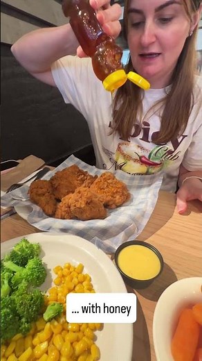 Brit Tries Cracker Barrel Fried Chicken 🇺🇸🍗
