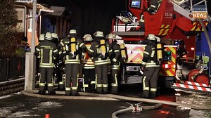 SCHLITZ: Am Samstag (03.01.) wurde gegen 00:45 Uhr ein Wohnhausbrand im Ortsteil Bernshausen gemeldet. Nach jetzigem Stand der polizeilichen Ermittlungen geriet zunächst aus bislang unbekannter Ursache eine am Wohnhaus stehende Mülltonne in Brand, worauf das Feuer auf das Wohnhaus übergriff. Vier Personen konnten rechtzeitig das Gebäude verlassen, wurden zur weiteren Beobachtung vorsorglich in umliegende Krankenhäuser verbracht. Mehr dazu auf OSTHESSEN|NEWS in Web & App! #aktuell #regional #oran