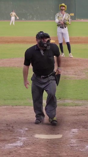 T-Pain Booty Work Dance with Beatboxing Umpire