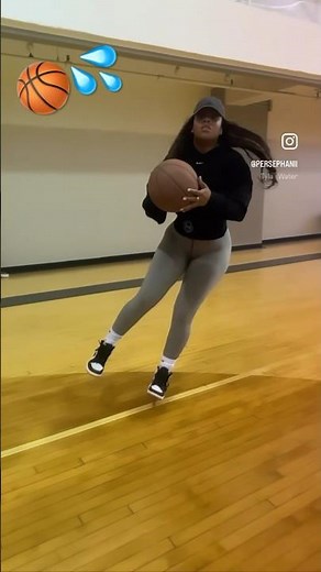 ⁠ ‪@Persephanii‬ 💦🏀 #waterchallenge