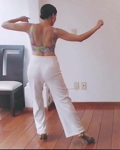 "La maestría en el tango se logra a través de la práctica constante y su enfoque en los fundamentos"🥂💕🎊 ✨Aprender fundamentos en cualquier disciplina es esencial para poder avanzar en ella. El tango no es la excepción. Una base sólida te permite conectarte con la música, el ritmo y la energía de la danza. Te ayuda a sentir el compás y a moverte con gracia y precisión. Pero lo más importante es que, al aprender los básicos, te abres las puertas a un mundo de posibilidades. 🎼 No todos los que 