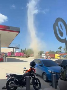🚨Mini tornado se forma esta mañana en una gasolinera de Puerto Cortés. | LPS La Prensa Santacruzana