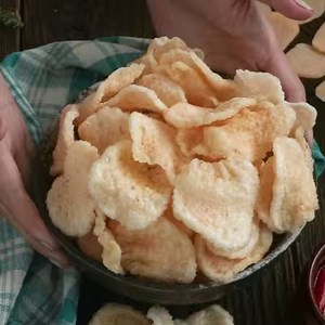 125K views · 942 reactions | HOMEMADE PRAWN CRACKERS Make this super crunchy, deep-fried snack made of prawns at the comfort of your kitchen. No need to buy them anymore and you are assured of the quality of food you eat. INGREDIENTS: 250grams prawn 1/3 cup water 2 teaspoon salt 1/4 teaspoon white fine ground pepper 1 teaspoon oil 2 cups tapioca starch Oil for frying #FoxyFolksyRecipes #prawncrackers #asiancuisine | Foxy Folksy - Modern Filipino Kitchen | Facebook