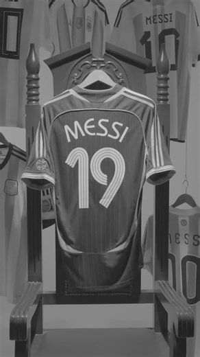 𝑻𝑯𝑬 𝑺𝑻𝑨𝑹𝑻 𝑶𝑭 𝑴𝑬𝑺𝑺𝑰’𝑺 𝑾𝑶𝑹𝑳𝑫 𝑪𝑼𝑷 𝑺𝑻𝑶𝑹𝒀 🇦🇷📖 2006. 18 years old. World Cup Debut. Maradona, his predecessor, in the stands. History made. Teamgeist Template. The World Watching. Where his World Cup story started. Triumph was to come. 🌍 Worldwide Shipping | Link in bio to shop ☝️🛒 | Classic Football Shirts