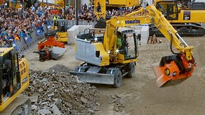 At bauma 2022, we presented the compactness and total versatility of the PW1XX prototype. A bit of a glimpse of what will be the next generation of Komatsu wheeled excavators. For fast and safe tool changes without leaving the cab, the settings for oil flow and pressure of up to 15 hydraulic attachments are available as presets directly on the monitor panel. Already available, Komatsu Integrated Attachment Control (KIAC) includes adjustments for the first and second (optional) hydraulic circuits